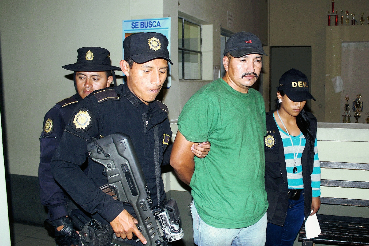 Agentes policiales custodian a Edwin Aroche Acevedo, quien presuntamente dio muerte e hirió a agentes de la PNC. (Foto Prensa Libre: Hugo Oliva)