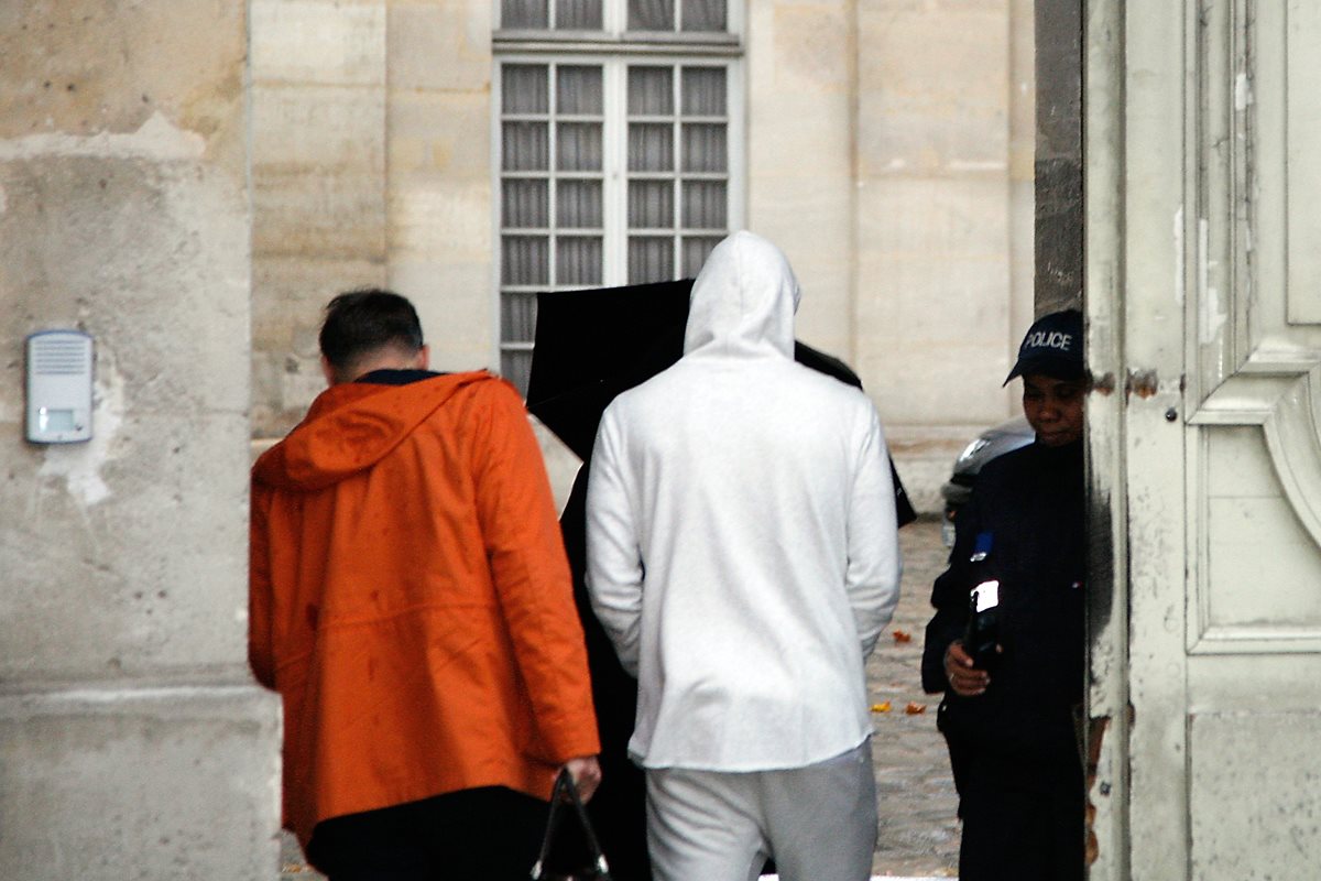 Karim Benzema fue captado a su llegada a la sede de la policía judicial de Versalles. (Foto Prensa Libre: AFP)