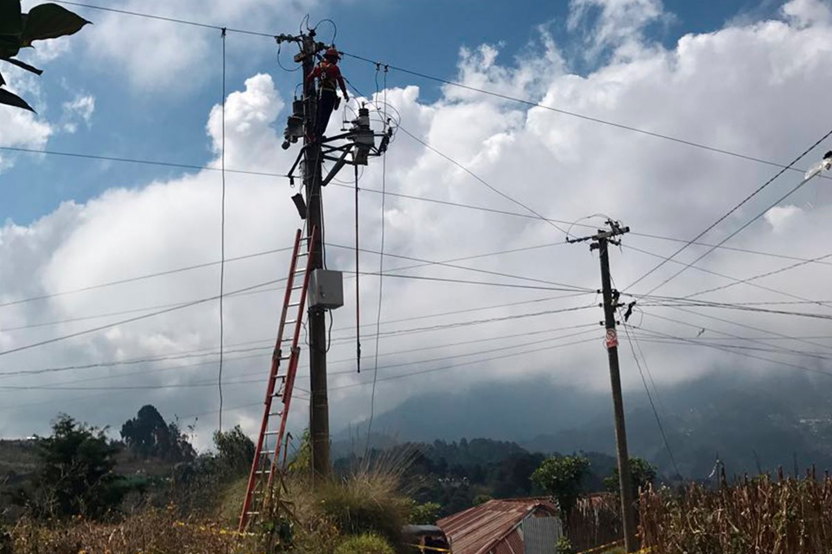 Personal de Energuate suspende el suministro de energía eléctrica a la empresa municipal de Tacaná, San Marcos. (Foto Prensa Libre: Whitmer Barrera)
