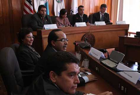 Autoridades de la Usac, la ministra de Educación y el magisterio participaron en el acto oficial. (Foto Prensa Libre: Carlos Sebastián)