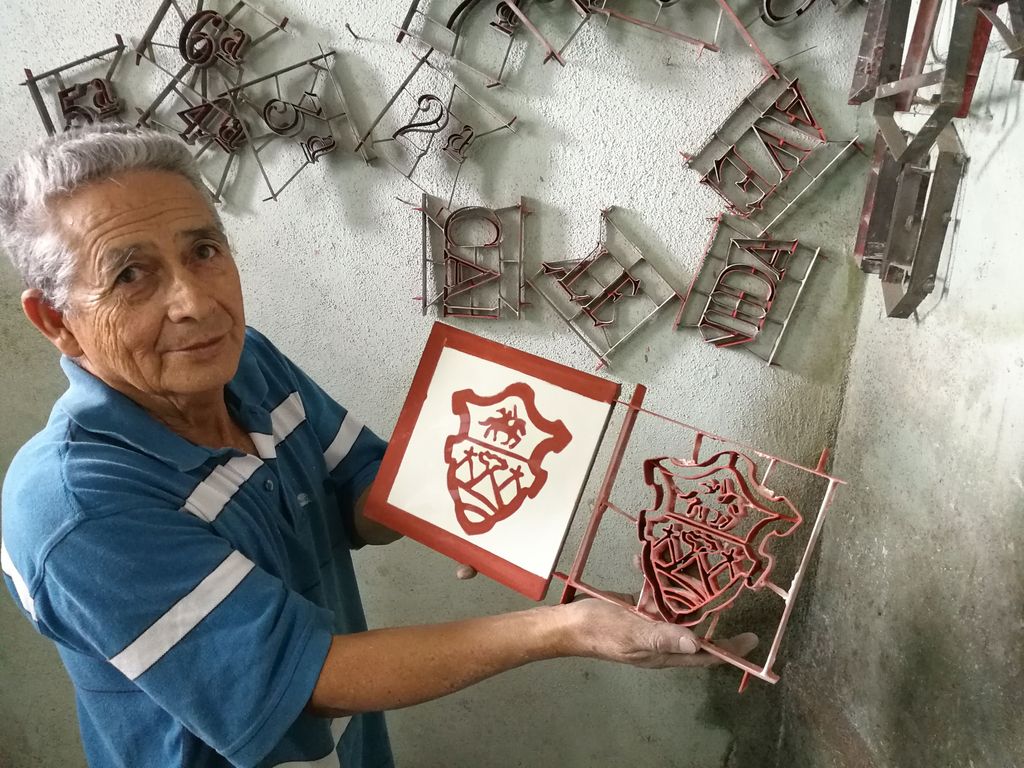 Los nuevos modelos tendrán además el escudo de la Municipalidad de Guatemala. (Foto PRENSA LIBRE: José Luis Escobar).