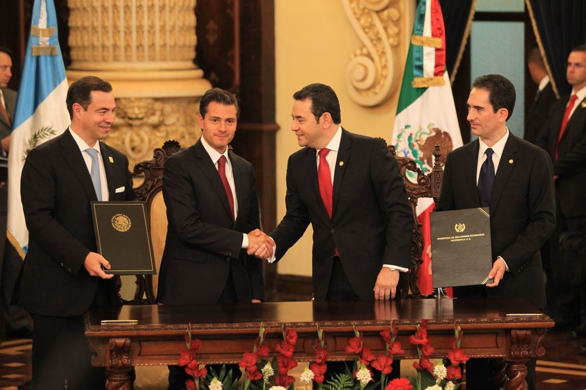 Presidentes de México, Enrique Peña Nieto y Jimmy Morales de Guatemala junto a autoridades del Ministerio de Economía y de la Secretaría de Economía mexicana suscribieron varios acuerdos. (Foto Prensa Libre: Esbin García)