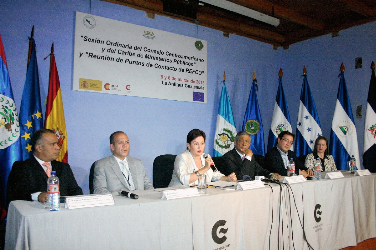 Fiscales participan en reunión en la sede de la Cooperación Española en Antigua Guatemala. (Foto Prensa Libre: Renato Melgar)