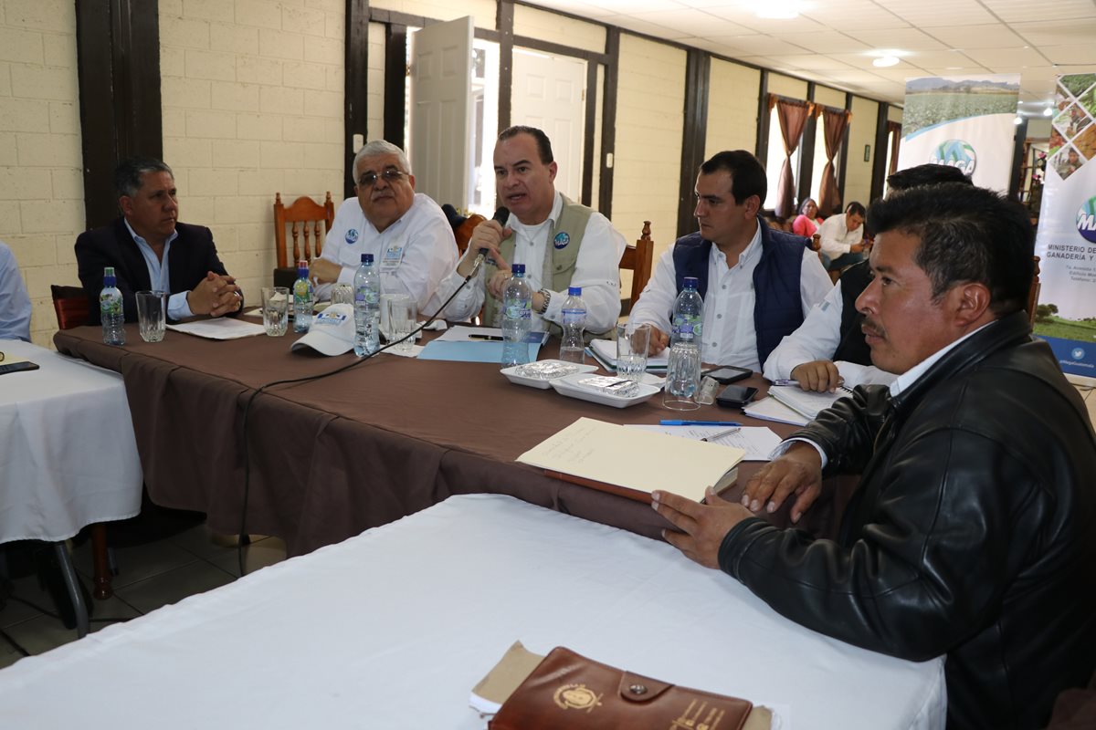 Las autoridades municipales de Ixchiguán y Tajumulco se reunieron con el ministro de Agricultura pararetomar los proyectos para sustituir plantaciones ilícitas. (Foto Prensa Libre: Whitmer Barrera)