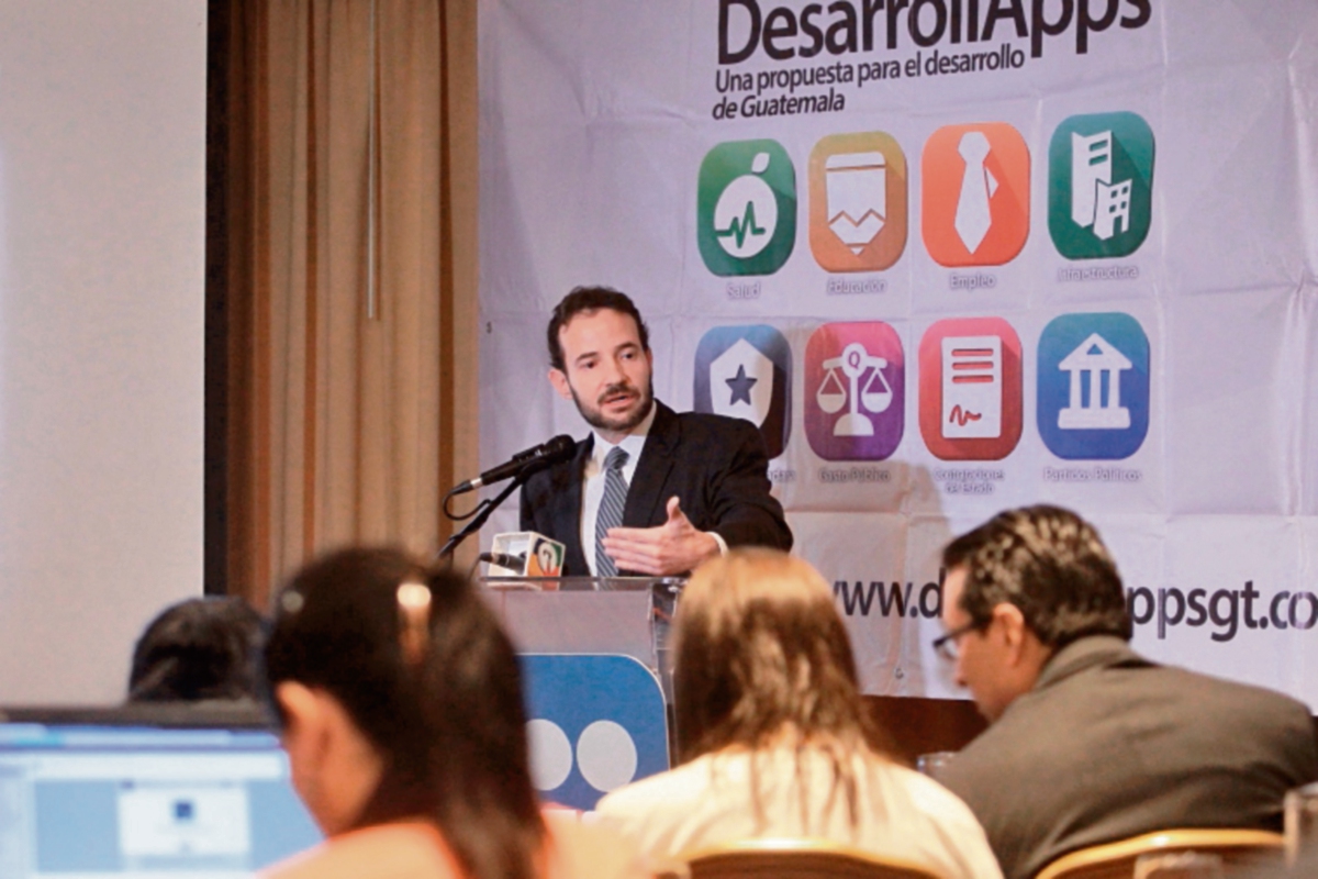 Francisco Quezada, analista del área legal del Cien, explicó la rebajas en el presupuesto. (Foto Prensa Libre: Álvaro Interiano)