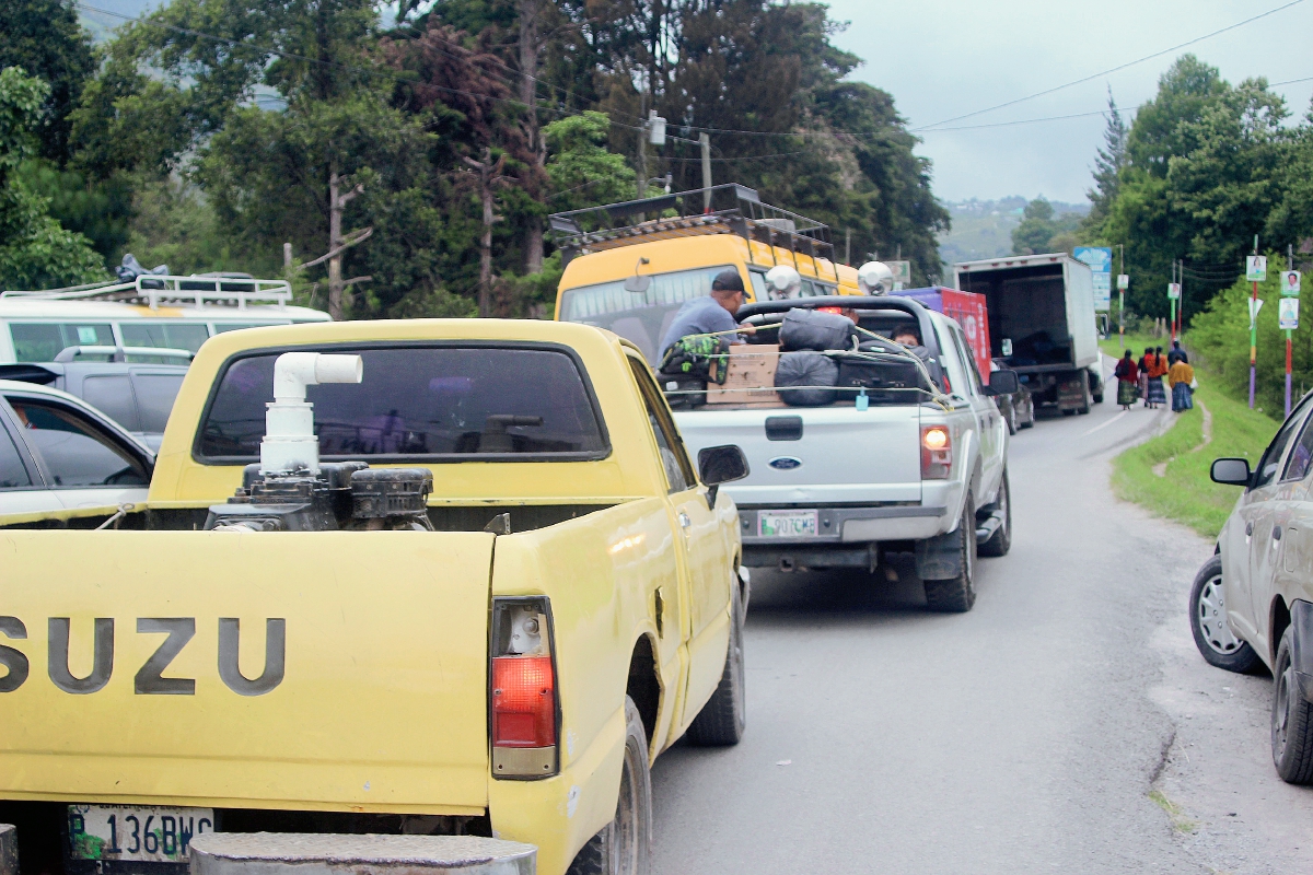 Pilotos automovilistas continúan su recorrido luego de bloqueo en tramo carretero, en Tactic, Alta Verapaz. (Foto Prensa Libre: Ángel Martín Tax)