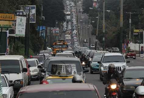 EL CONGESTIONAMIENTO vehicular es uno de los tedios más grandes para quienes viven en la capital.