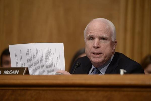 El senador republicano por Arizona, John McCain, comparece ante el Comité de Seguridad Nacional y Asuntos Gubernamentales del Senado. (Foto Prensa Libre: EFE)