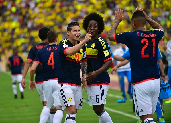 James Rodríguez festeja con sus compañeros tras marca el primer gol de Colombia contra Ecuador. (Foto Prensa Libre: AFP).