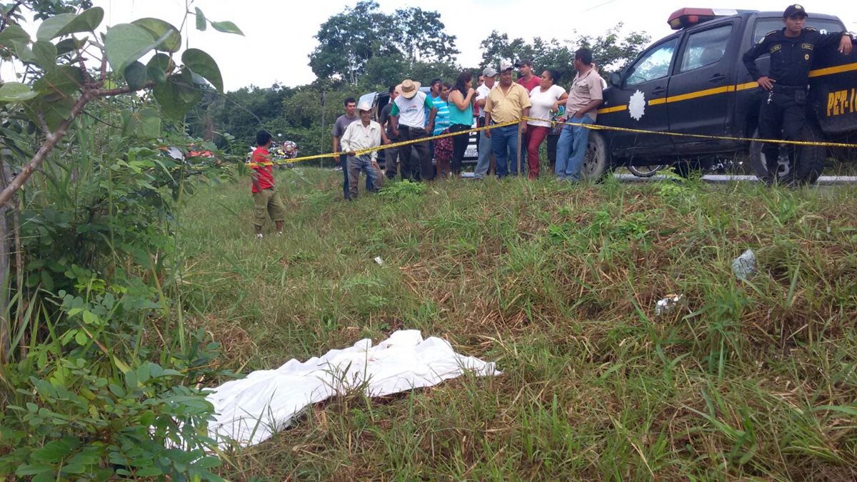 En La Máquina, Ciudad Flores, fue localizado el cadáver de un hombre que no fue identificado. (Foto Prensa Libre: Rigoberto Escobar)