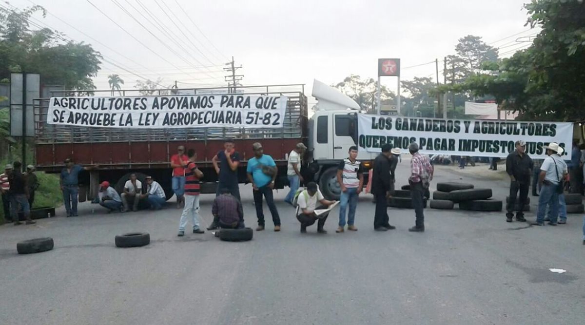 El paso de vehículos en La Ruidosa, Morales, Izabal, permanece bloqueado por ganaderos. (Foto Prensa Libre: Dony Stewart)