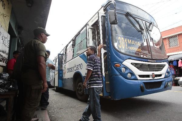militares custodian un bus del Transurbano que recorre de la colonia Maya a la Atlántida, zona 18.