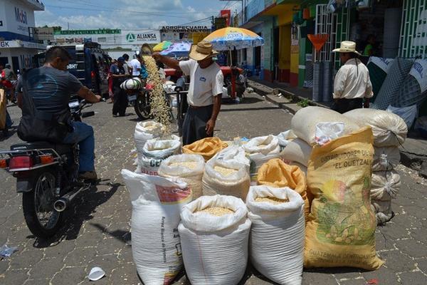 En los  principales mercados de Retalhuleu, el quintal de maíz subió Q40 en la última semana. (Foto Prensa Libre: Jorge Tizol)