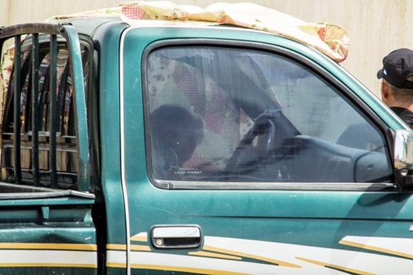 Tras el ataque, el piloto muerto quedó sobre el timón del vehículo que conducía. (Foto Prensa Libre: Carlos Grave)