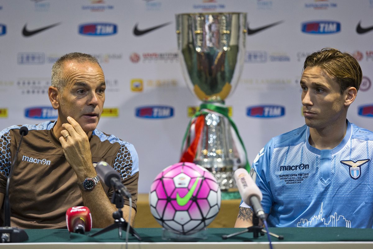 El técnico de la Lazio, Stefano Pioli y el capital Lucas Biglia hablan acerca de la final de la Súper Copa Italiana. (Foto Prensa Libre: AFP)
