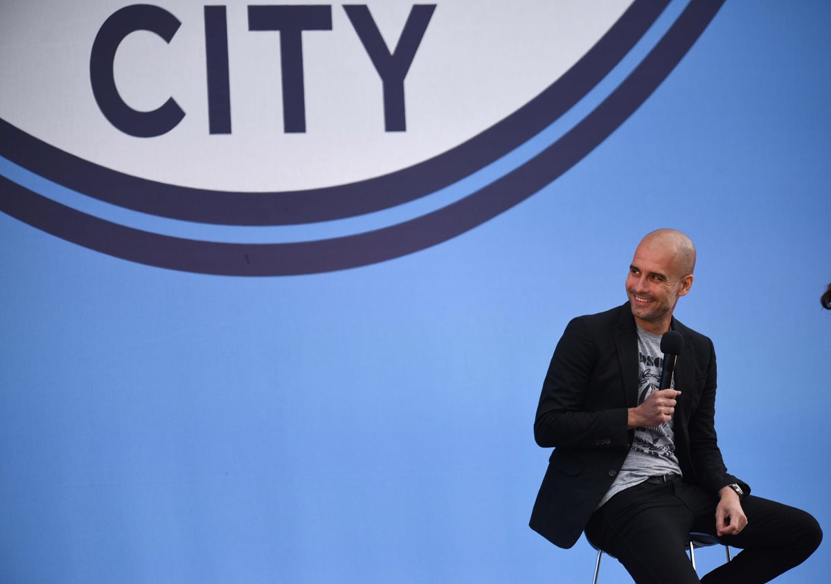 Pep Guardiola se mostró muy feliz en su presentación oficial con el Manchester City. (Foto Prensa Libre: AFP)