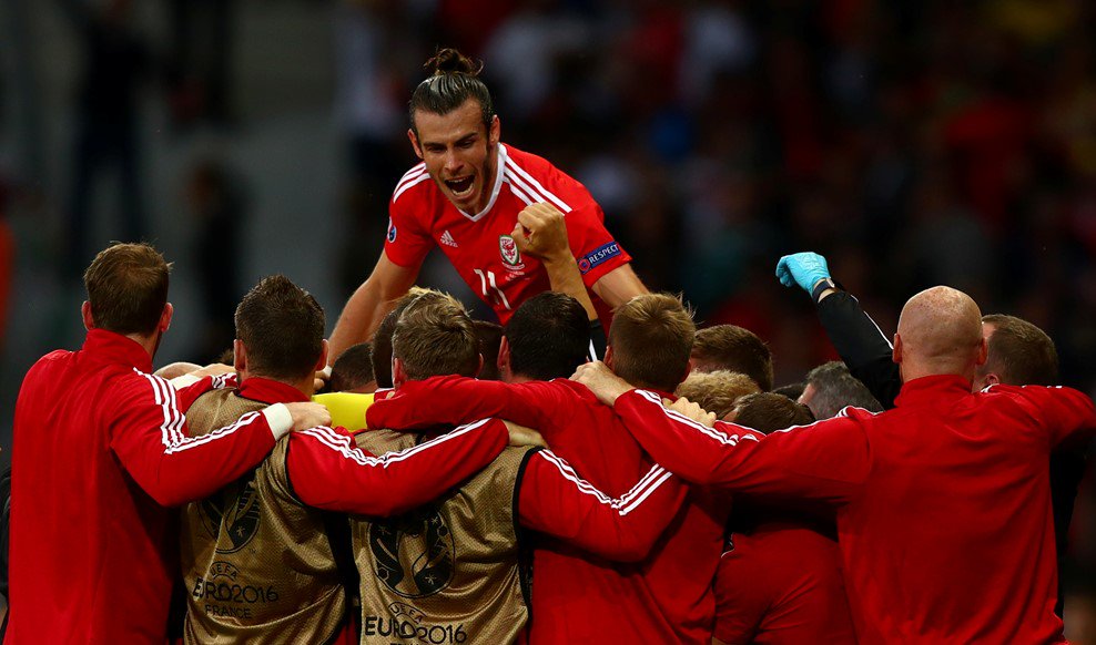 Gareth Bale festeja con sus compañeros, después de una de las anotaciones de Gales. (Foto Prensa Libre: EFE)