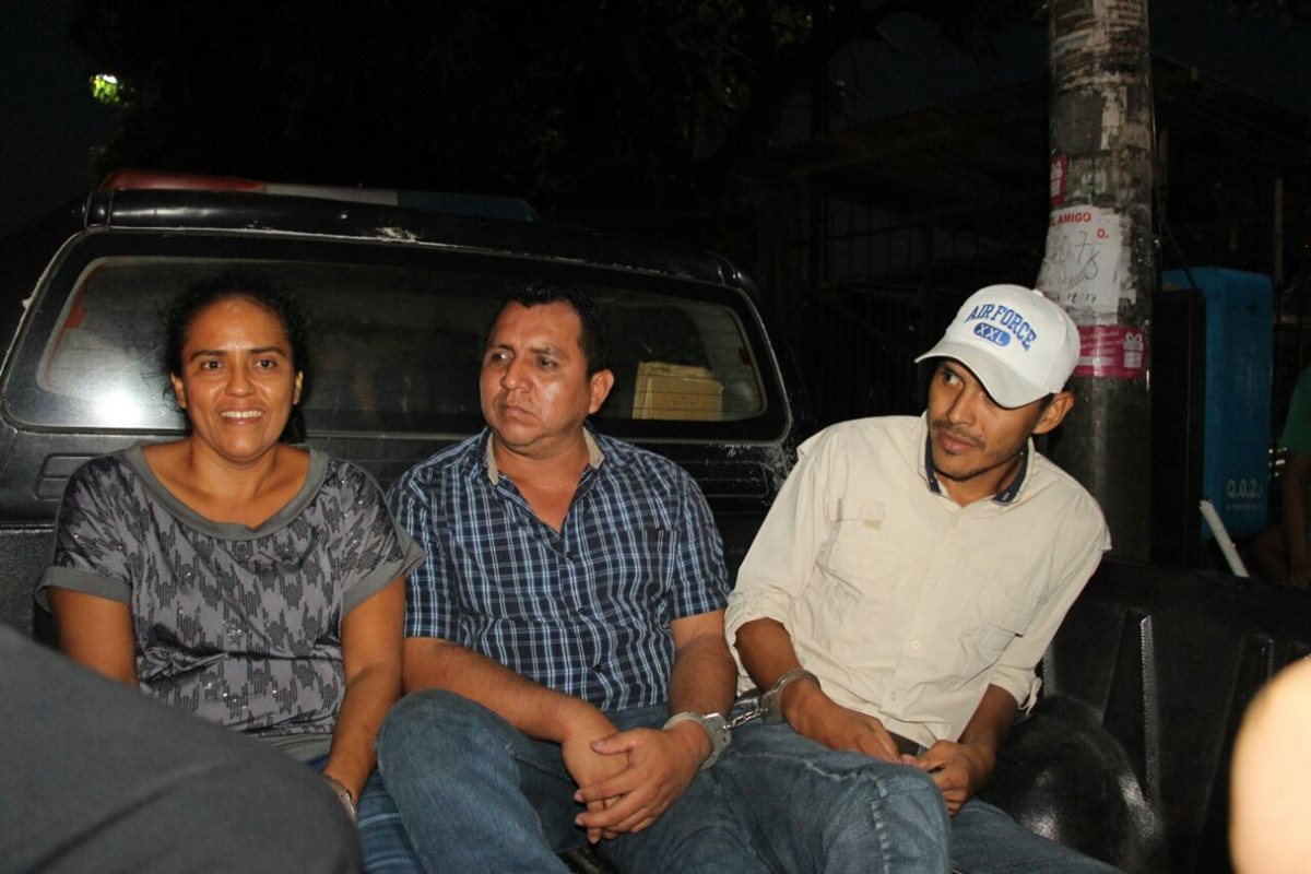 Tras una persecución policial, tres presuntos secuestradores fueron detenidos. (Foto Prensa Libre: PNC)
