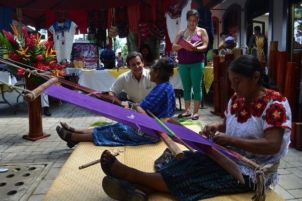 Tejedoras muestran como hacen su trabajo, durante exposición de  artesanías en un centro comercial de Retalhuleu. (Foto Prensa Libre:  Jorge Tizol)