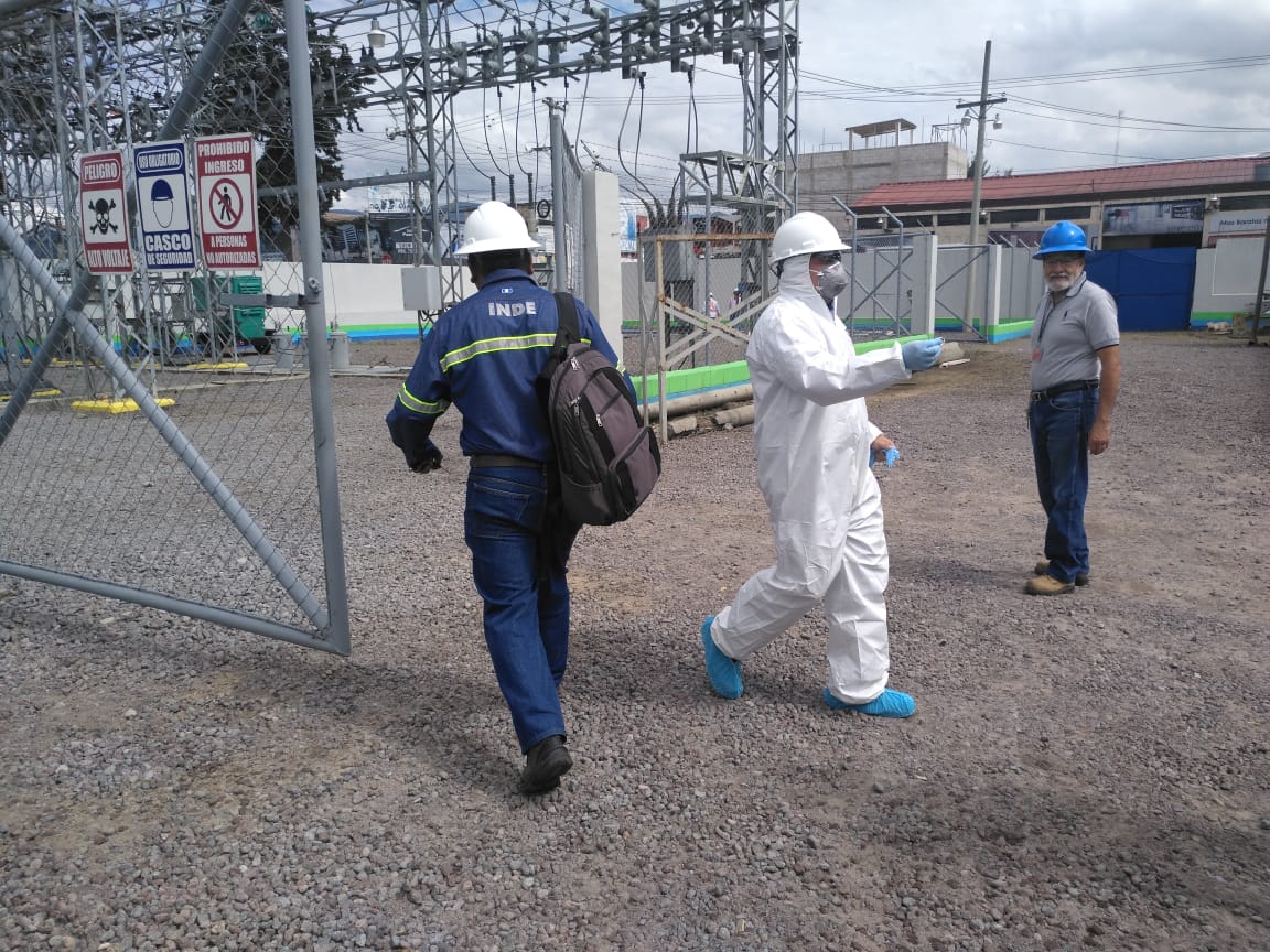 Los trabajos para restablecer el servicio de energía eléctrica fueron ininterrumpidos en tres días en la subestación del INDE. (Foto Prensa Libre: Fred Rivera)