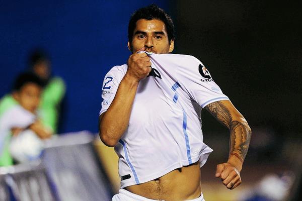 El exjugador crema, Paolo Suárez espera que Comunicaciones mejore en el partido de vuelta y se pueda quedar con el título. (Foto Prensa Libre: Hemeroteca PL)