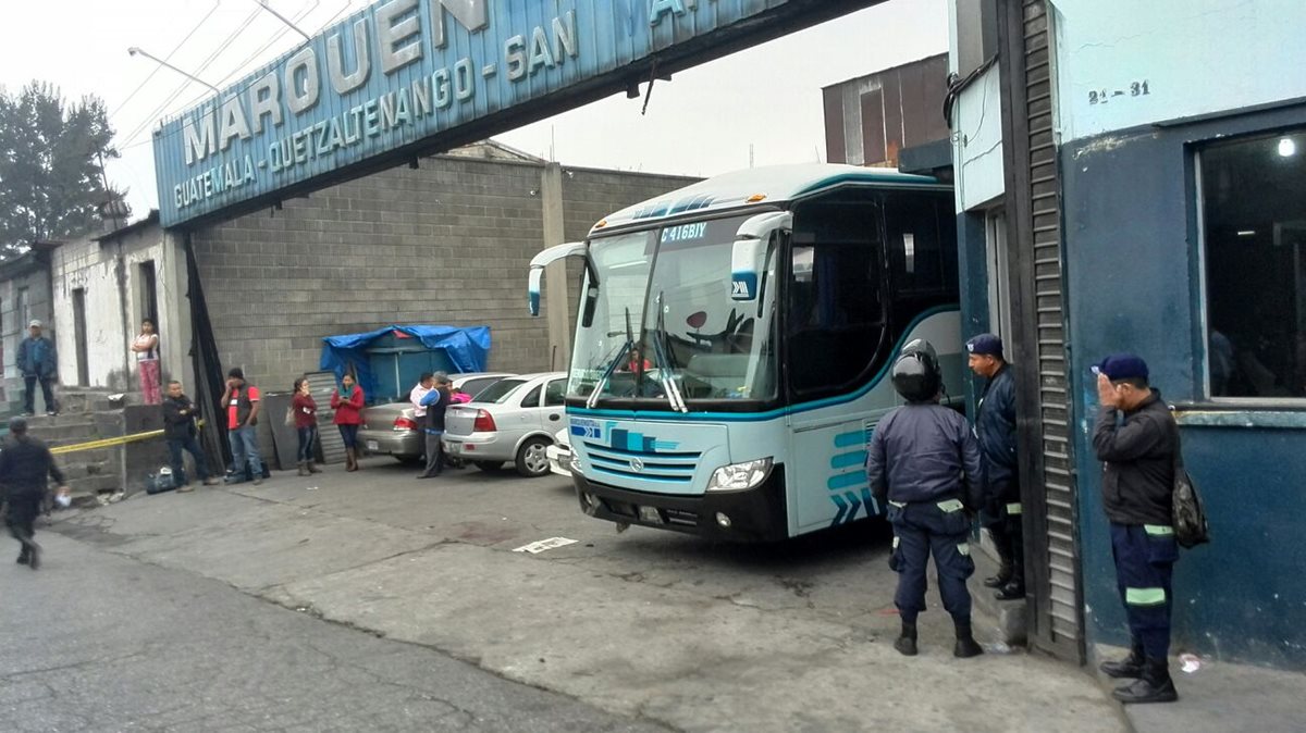 Uno de los buses quedó con perforaciones de bala en la estructura. (Foto Prensa Libre: Estuardo Paredes)