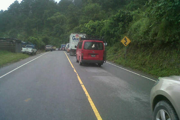 Largas filas de vehículos se han formado en la ruta a las Verapaces, por los derrumbes. (Foto Prensa Libre: Carlos Grave)<br _mce_bogus="1"/>