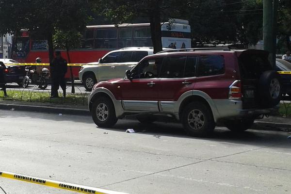 Desconocidos hieren de bala a conductor en zona 9 al intentar asaltarlo. (Foto Prensa Libre: J. Lara)<br _mce_bogus="1"/>