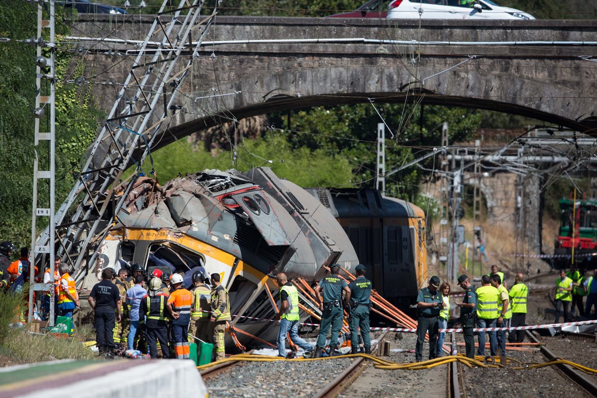 Equipos de emergencia trabajan en el lugar de la tragedia en Vigo, España. (Foto Prensa Libre: AP)
