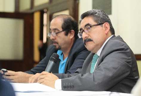 Rony Abiú  responde a preguntas de diputados.