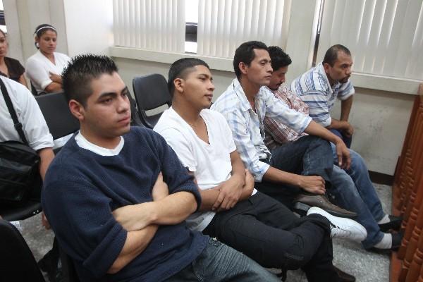 Cinco de los condenados a prisión por asalto a un bus de turistas (Foto Prensa Libre: P. Raquec)<br _mce_bogus="1"/>