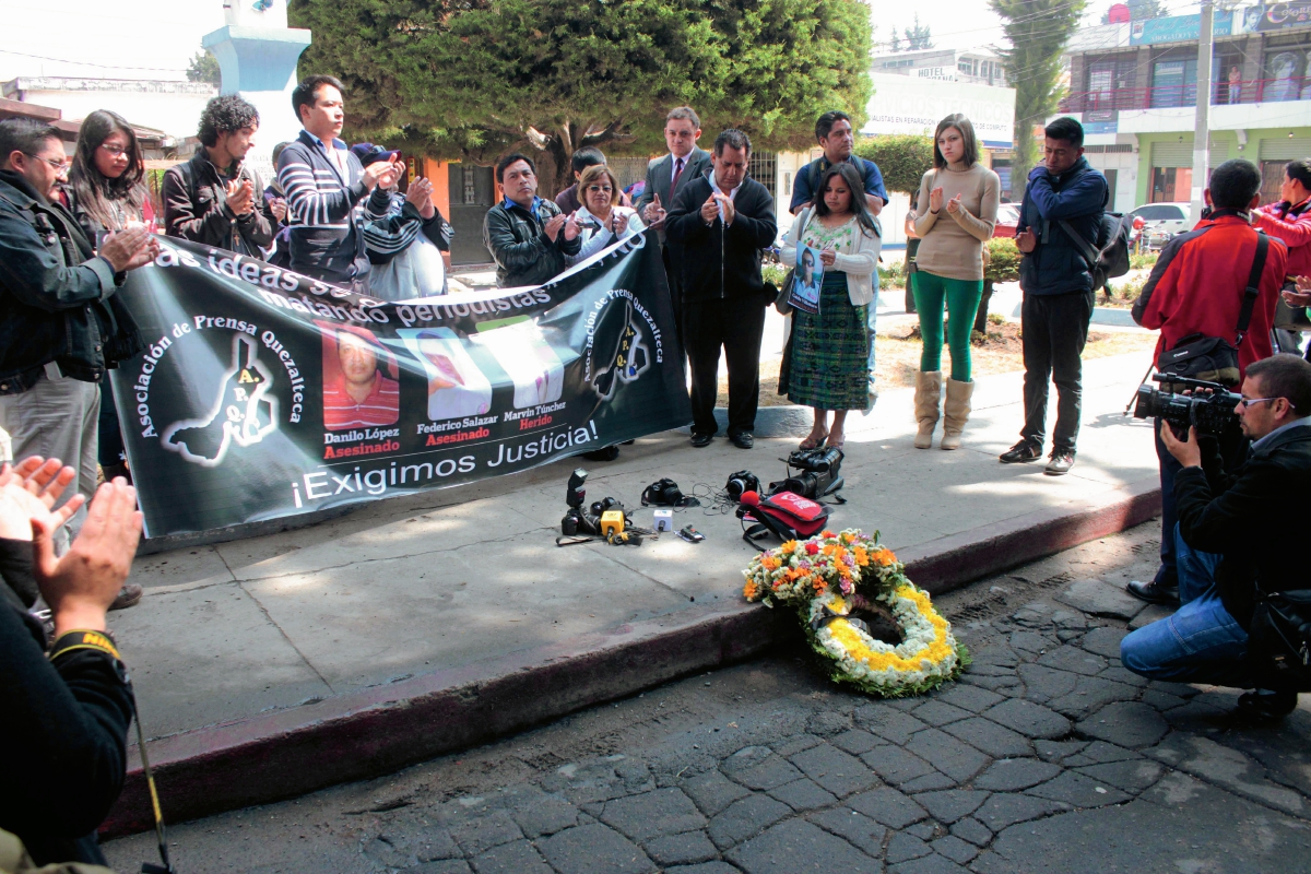 Periodistas de Quetzaltenango llevaron una manta con la foto de los comunicadores atacados a balazos. (Foto Prensa Libre: Carlos Ventura)