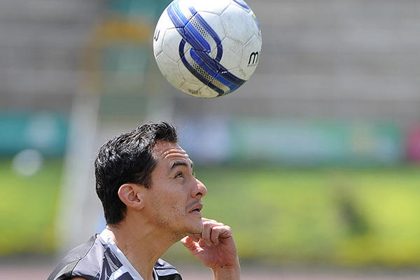 Carlos Figueroa domina el balón en la práctica de ayer. (Foto Prensa Libre: Romeo Ríos)