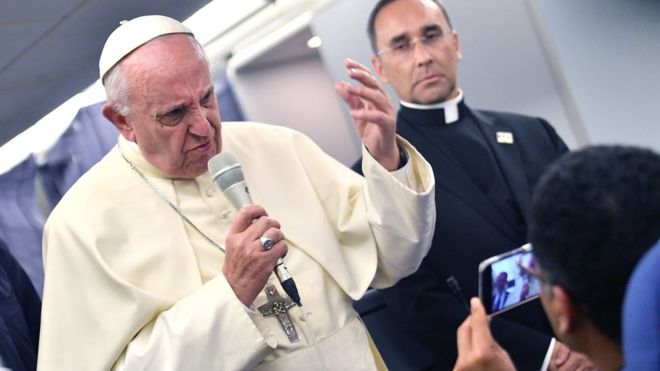 Durante su visita a Chile en enero pasado, Francisco defendió la inocencia a Barros. EPA