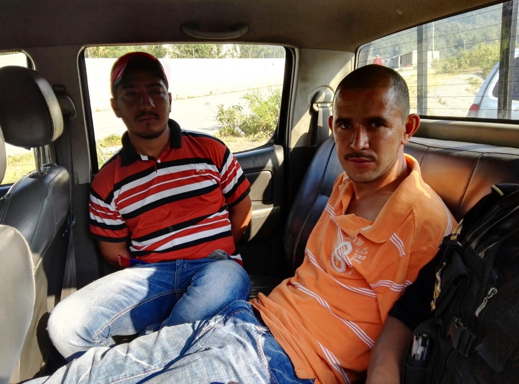 Los dos presuntos delincuentes capturados en Chicamán, Quiché. (Foto Prensa Libre: Óscar Figueroa).