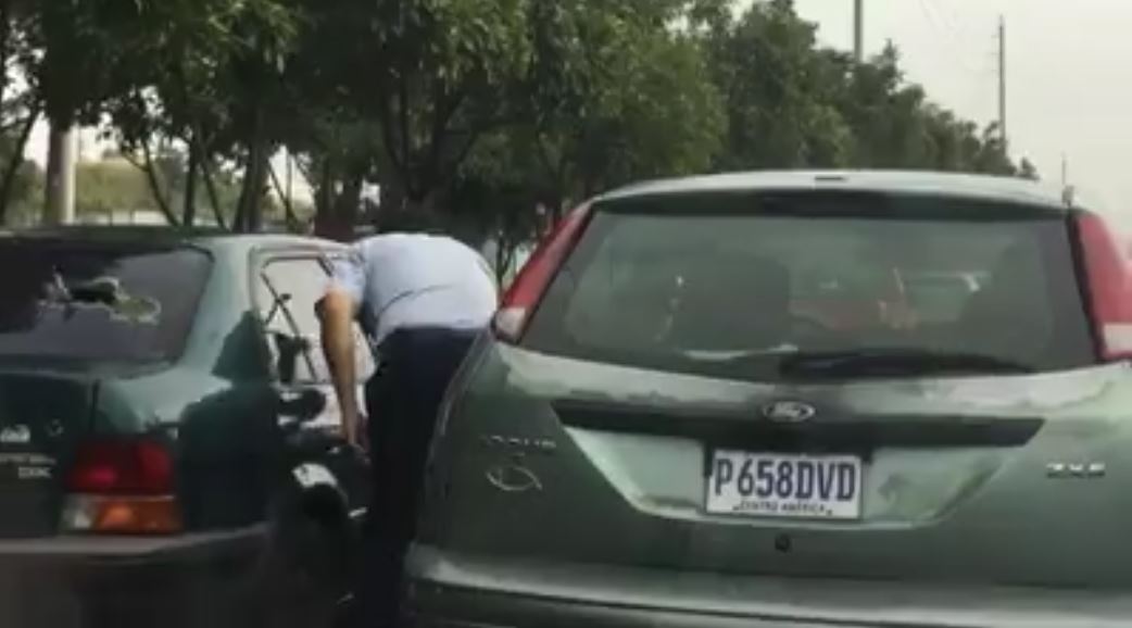 Momento que muestra la agresión que ocurrió en la calzada Atanasio Tzul. (Foto: Facebook)