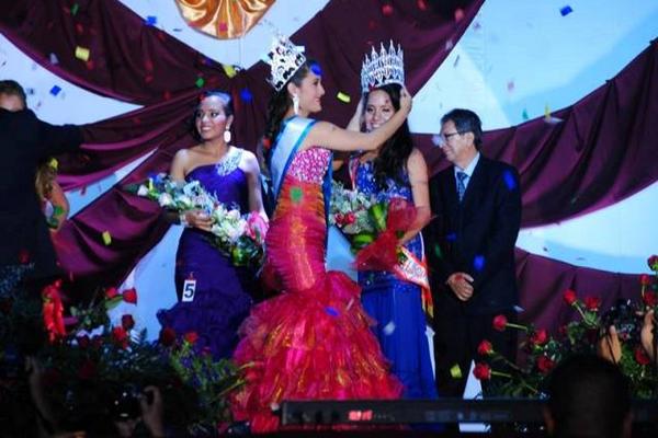 La Reina Departamental saliente, Lesly Caballeros, coloca la corona a Dhyrin  Sylvana López Alonso. (Foto Prensa Libre: Carlos Grave)