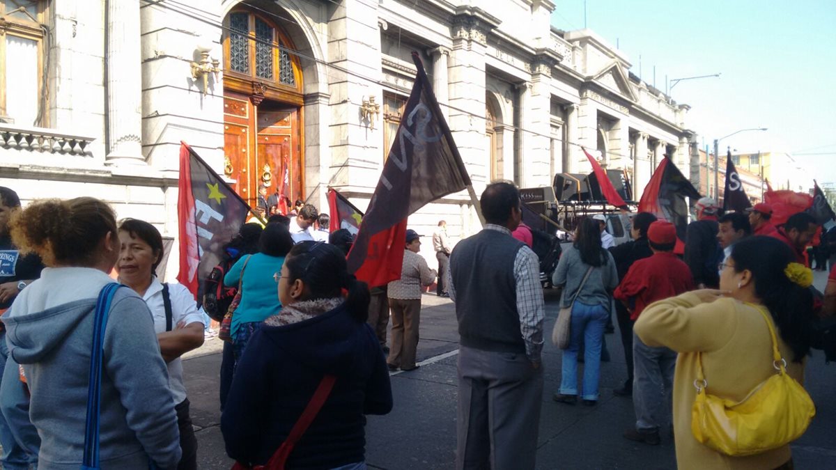 Sindicalistas exigen frente al Congreso un aumento en el presupuesto para la Salud. (Foto Prensa Libre: Paulo Raquec)