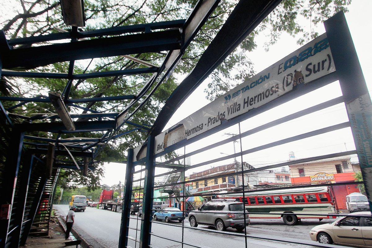 Estación 22, ubicada en el bulevard Villa Hermosa, tiene daños que no han sido reparados y representa pelígro para los usuarios. (Foto Prensa Libre: Álvaro Interiano)