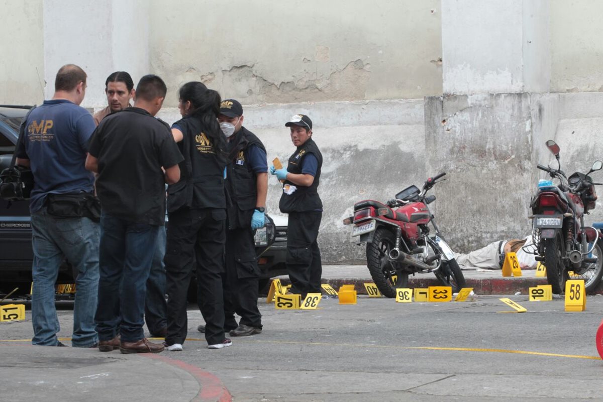 Más de 75 evidencias fueron recopiladas por peritos del Ministerio Público luego del ataque armado ocurrido frente a Unaerc. (Foto Prensa Libre: Érick Ávila)