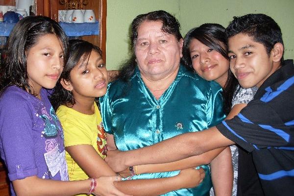 Emilia González Morales es comadrona desde hace 20 años y está al cuidado de sus cuatro nietos.