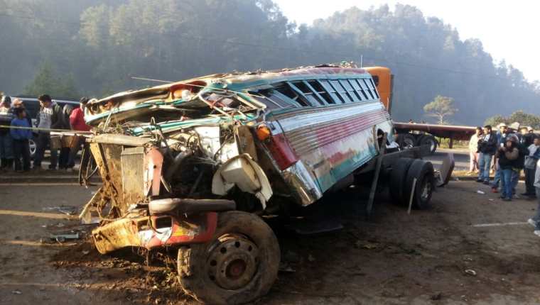 Autobús queda destruido en accidente de tránsito registrado en el km 143 de la ruta Interamericana. (Foto Prensa Libre: Ángel Julajuj)