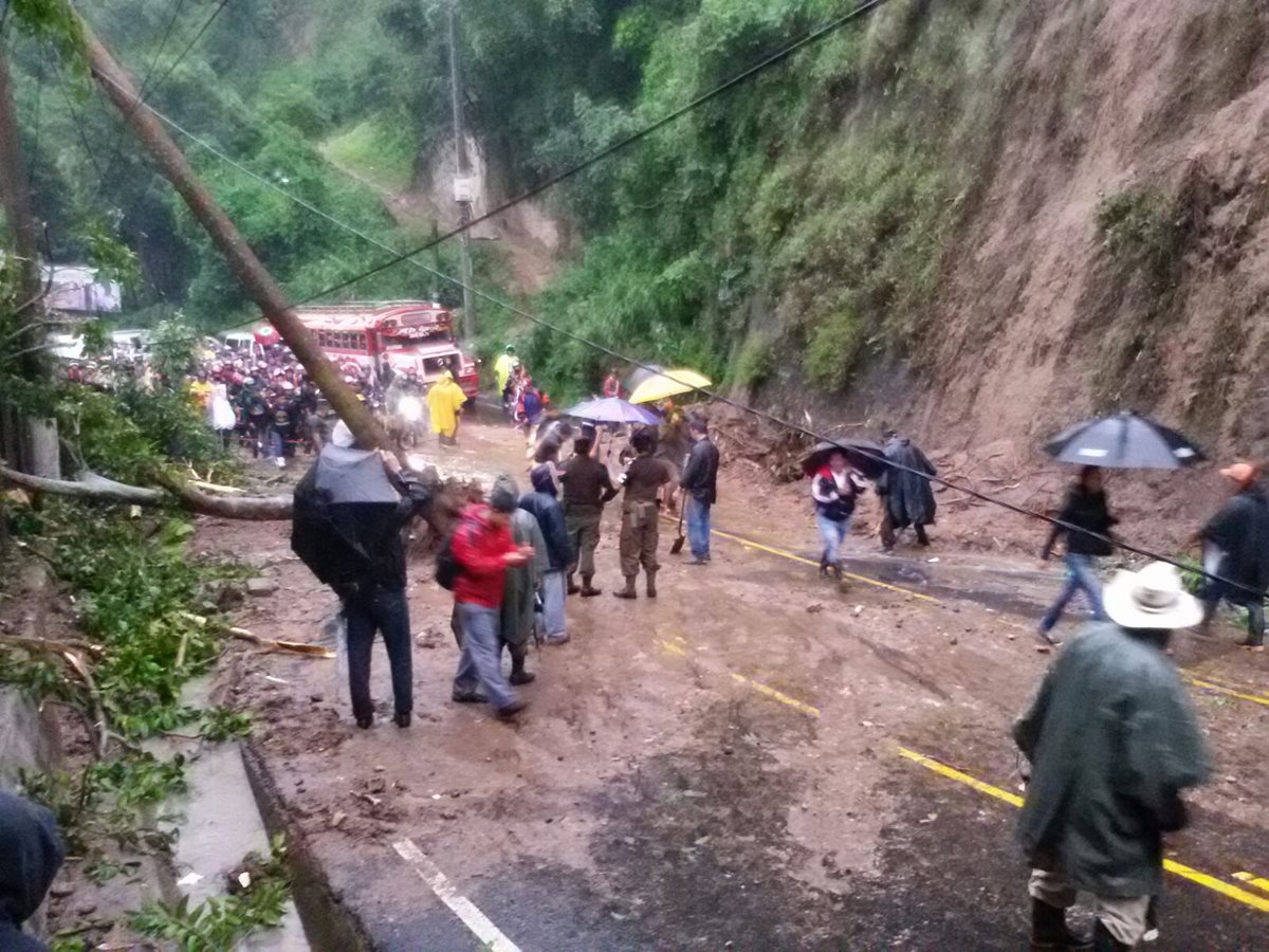 La lluvia de los últimos días provocó un derrumbe en Boca del Monte que interrumpió el paso vehicular. (Foto Prensa Libre: Hemeroteca PL)