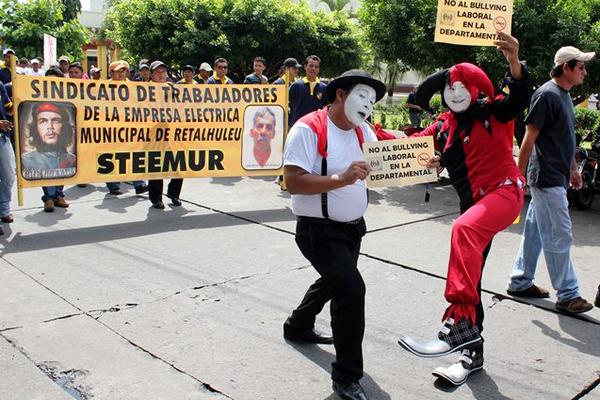 Trabajadores de comunas, salubristas, maestros y campesinos marcharon este jueves en Retalhuleu. (Foto Prensa Libre: Rolando Miranda)<br _mce_bogus="1"/>