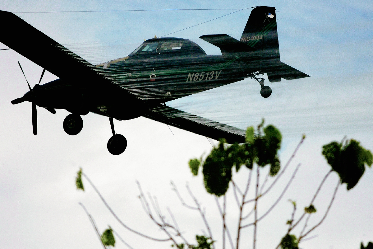 Un avión fumiga un campo de cultivo de coca en San Miguel, Colombia. (Foto Prensa Libre:AP)