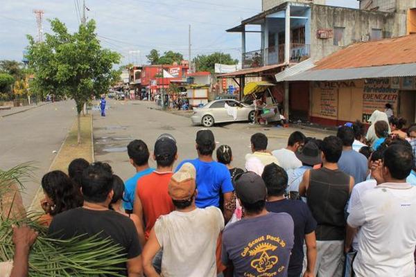 Curiosos observan el lugar donde dos personas murieron baleadas ayer, en Nueva Concepción, Escuintla. (Foto Prensa Libre: Enrique Paredes)