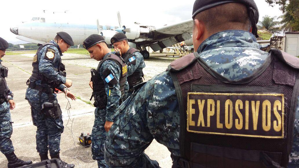 Agentes antiexplosivos de la PNC que participaron en el simulacro de un avión. (Foto Prensa Libre: DGAC Guatemala).