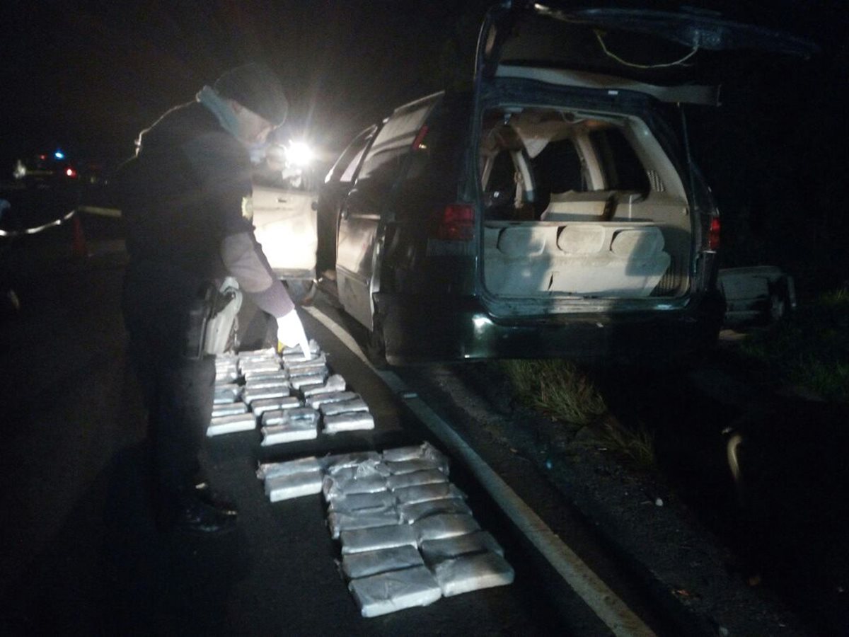 Decomisan 55 kilos de cocaína dentro de un vehículo en Sololá. (Foto Prensa Libre: Ángel Julajuj)