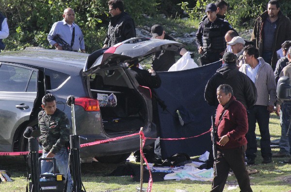 El vehículo donde fue asesinado José Santamaría Zavala, alcalde de Huehuetlán el Grande, Puebla,México. (Foto Prensa Libre:EFE).