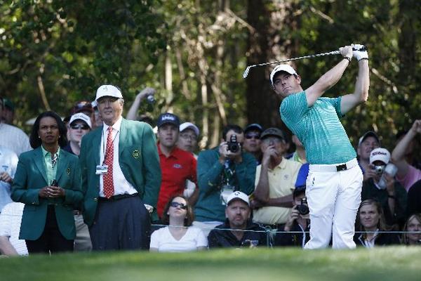 Rory McIlroy completa una jugada en el hoyo nueve durante la competencia Par 3 del Masters de Augusta. (Foto Prensa Libre: EFE)